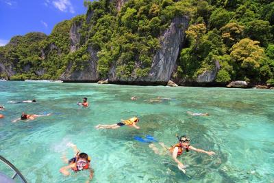 Island Hopping to Phi Phi & Bamboo Island by Singthongchai Speedb