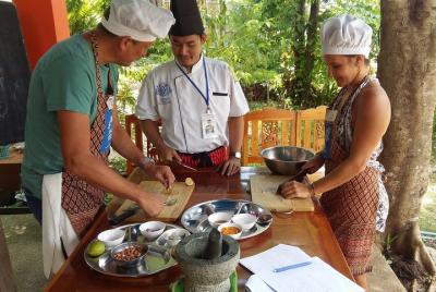 Short Authentic Lunch Cooking Class with Thai Master Chef at Sukh