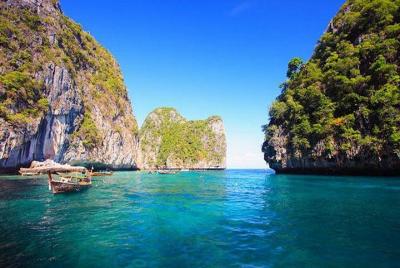 Sunrise Premium Tour to Phi Phi Island by Speed Boat