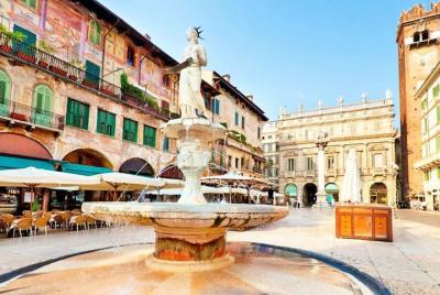 Verona City Sightseeing Walking Tour of Must-See Sites with Local Guide Verona City Sightseeing Walking Tour of Must-See Sites with Local Guide