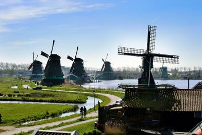 Bus tour to Volendam, Edam and the Windmills incl. Amsterdam Cana Bus tour to Volendam, Edam and the Windmills incl. Amsterdam Cana