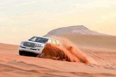 7-hour Small Group 4x4 Desert Safari Tour with Buffet Dinner in D 7-hour Small Group 4x4 Desert Safari Tour with Buffet Dinner in D