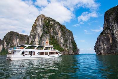 Alova Premium Cruise-Deluxe Day Tour in Ha Long:Titop Island,Kayaking,Expressway