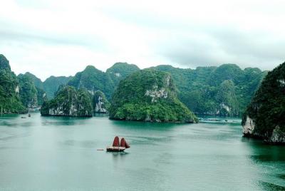 Half Day Explore Bai Tu Long Bay With Lunch, Cave and Kayaking Half Day Explore Bai Tu Long Bay With Lunch, Cave and Kayaking