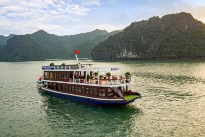Lan Ha Bay&Ha Long Bay Cruise Luxury Day Tour: Expressway,Buffet Lunch,Kayaking