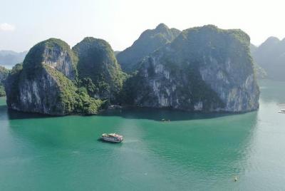 Halong bay 7hours cruising trip: Kayaking, Swimming, Surprise cave, Titop island