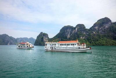 Halong Bay Overnight Cruise with Water Activities Halong Bay Overnight Cruise with Water Activities