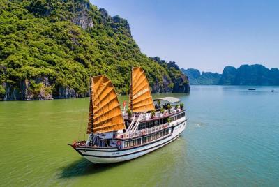 Bai tu long bay deluxe cruise 2D/1N: Kayaking & Swimming at pristine places