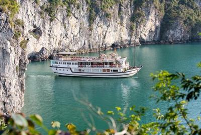 Bai Tu Long Bay Boutique Cruise: Visit Bai Tu Long bay & Overnight boat in 2 day Bai Tu Long Bay Boutique Cruise: Visit Bai Tu Long bay & Overnight boat in 2 day