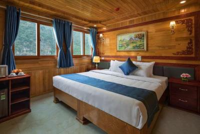 Lan Ha Bay 4 star cruise 2D/1N: Kayaking, jumping & swimming at pristine places Lan Ha Bay 4 star cruise 2D/1N: Kayaking, jumping & swimming at pristine places