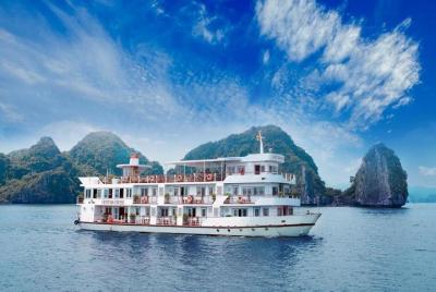Luxury Bai Tu Long Bay 2 Days 1 Night On Cristina Diamond Cruise 4**** Luxury Bai Tu Long Bay 2 Days 1 Night On Cristina Diamond Cruise 4****