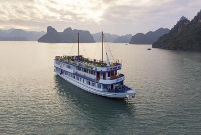 Halong Bay Lapaci Cruise 2days 1night to Lan Ha Bay Halong Bay Lapaci Cruise 2days 1night to Lan Ha Bay