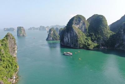 Halong bay 7 hours cruise trip: visit pristine places, kayaking, swimming, lunch Halong bay 7 hours cruise trip: visit pristine places, kayaking, swimming, lunch