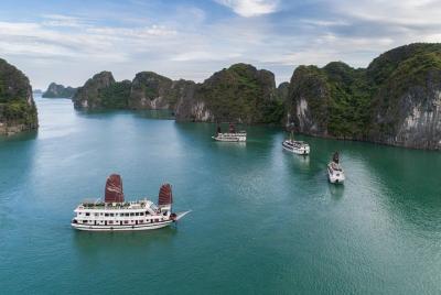 Halong Bay Full Day Tour: Cruise, Kayak and Caves