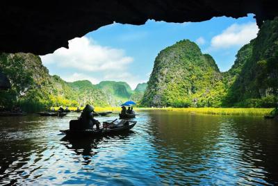 7-Day Vietnam Private Tour to Hanoi, Ho Chi Minh City, and Cruise on Halong Bay 7-Day Vietnam Private Tour to Hanoi, Ho Chi Minh City, and Cruise on Halong Bay