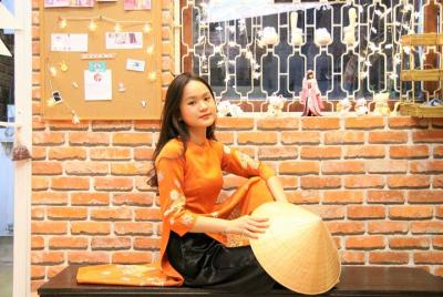 DELUXE PACK 1 : Ao Dai rental-pack includes makeup and studio pho