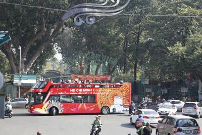 1H Ho Chi Minh City Sightseeing Tour: Hop-On, Hop-Off Bus + Saigon Skydeck Pass