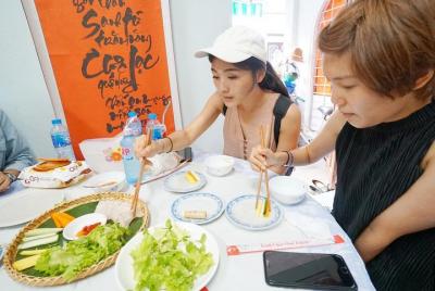 Evening Walking Food Tour in Hoi An Evening Walking Food Tour in Hoi An