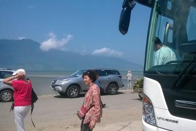 Hue private transfer to Golden Bridge in Ba Na hills theme park and Hoi An drop