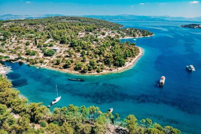 Three Island Tour from Split (Shipwreck, Blue Lagoon, Maslinica)  Three Island Tour from Split (Shipwreck, Blue Lagoon, Maslinica)