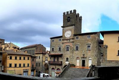 Art & Wine Tour - Daytrip in Cortona and Montepulciano Wineries Art & Wine Tour - Daytrip in Cortona and Montepulciano Wineries
