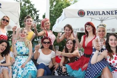 8 persons JGA package  8 persons JGA package '' Jaqueline '': Variety + Limosinenfahrt + 1 bottle of sparkling wine