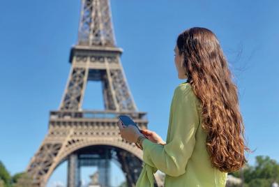 The Eiffel Tower district, audio-guided walking tour on smartphone