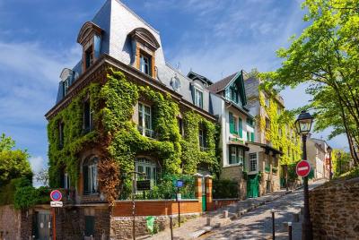 Paris Romantic Private Tour: Lovers Montmartre Exploration Game