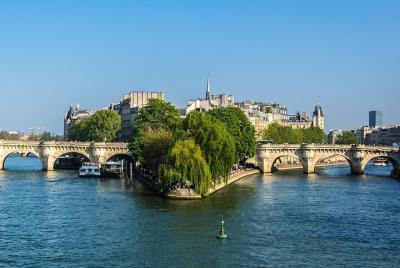 Fun stroll in Paris - The nose in the air