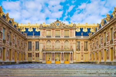 Excursion CHATEAUX VERSAILLES and VAUX LE VICOMTE in Limousine, departure from Paris