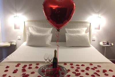 Paris macarons and champagne hotel delivery Paris macarons and champagne hotel delivery