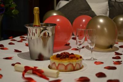 Paris romantic Anniversary hotel delivery