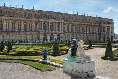 Small-Group Half Day Audioguide to Versailles with hotel Pick-up