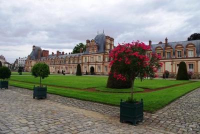 Fontainebleau Castle Round trip transportation and the entrance to Paris 