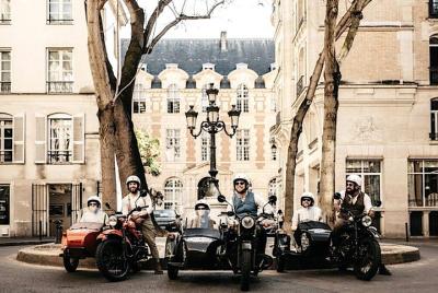 Vintage Private Tour: Sidecar Motorcycle Ural Paris (1hr30)