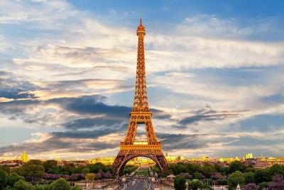 Eiffel Tower Access including Summit in Spanish & Seine River Cru