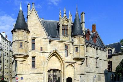 Gothic Paris - Castles & Cathedrals (Marais History Walk-Small Gr