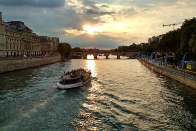 Paris : Seine River Cruise with Breakfast on Champs-Elysees Avenu