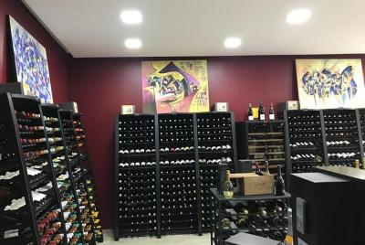 Wine tasting in a wine cellar just steps from the triumph arc