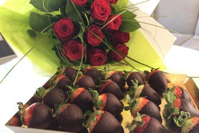 Paris roses and strawberries coated with chocolate delivery