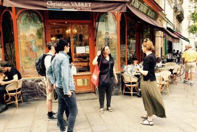 Marais History and Foodie Walking Tour with Wine Tasting