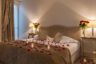 Room of Roses and led Candles hotel delivery