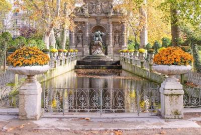 Paris : Historical Sainte Chapelle & Surroundings Group Tour