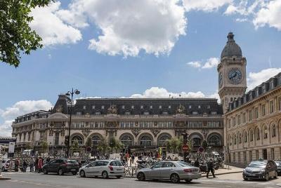 Paris Private Arrival Transfer: Railway Station to Hotel