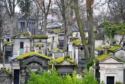 Pere Lachaise Cemetery Walking Tour in Paris