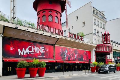 Tourist outing at the Moulin Rouge