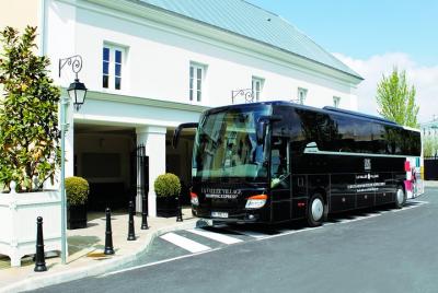 La Vallée Village Shopping Outlet Round-Trip Transport from Paris