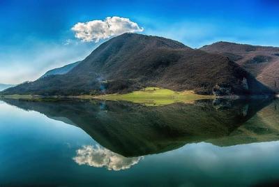 Hike the peak, Kayak the lake, visit Castles and food tasting in 2days