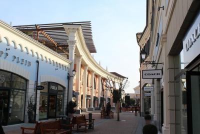 Rome: Castel Romano Outlet Shopping Full-Day Trip