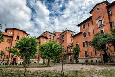 Photo Tour in Garbatella, the neighborhood of garden houses